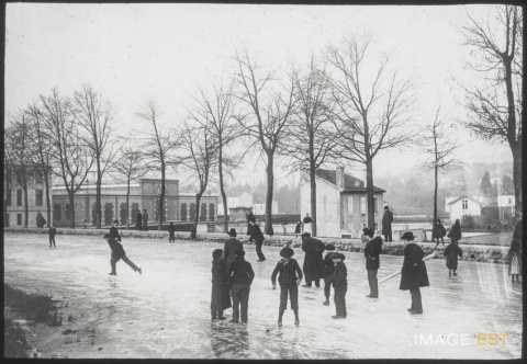 Patineurs sur le canal (Nancy)