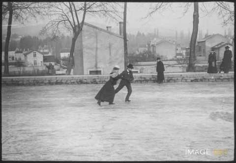 Patineurs sur le canal (Nancy)