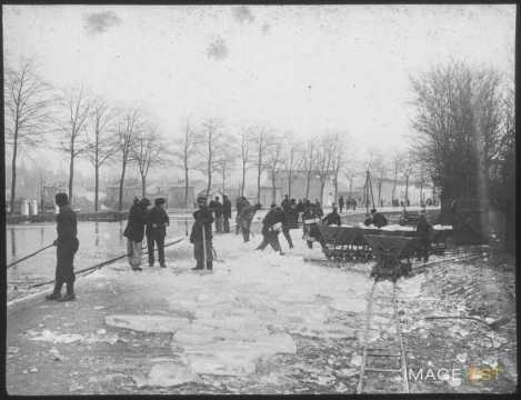 Transport en wagonnets de blocs de glace (Nancy)