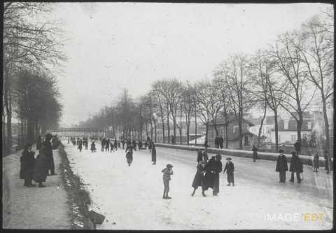 Patineurs sur le canal (Nancy)