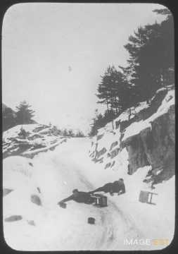 Hommes en bobsleigh (Alpes)