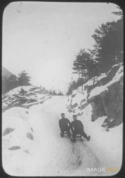 Hommes en luge (Alpes)