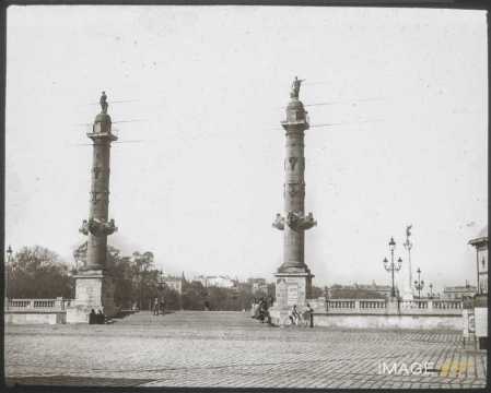 Colonnes de la place des Quinconces (Bordeaux)