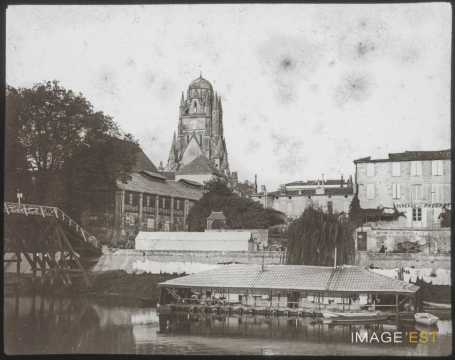 Quais et cathédrale Saint-Pierre (Saintes)