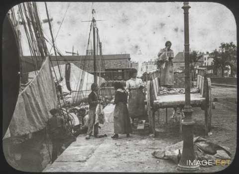 Déchargement d'un bateau de pêche (La Rochelle)