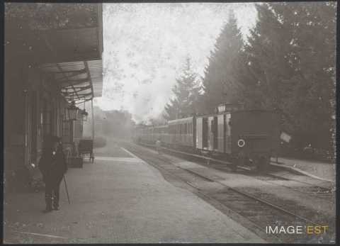 Quai de gare (Bagnoles-de-l'Orne)