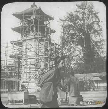 Femme portant son enfant (Tokyo)