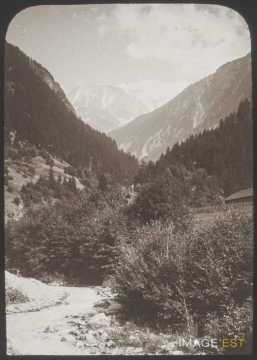 Vallée et sommet de montagne