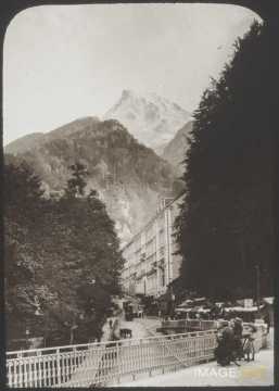Village et sommet de montagne
