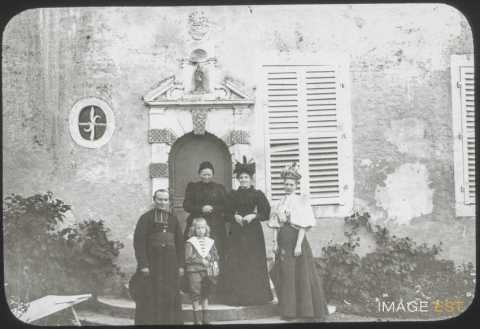 Groupe devant le presbytère (Dommartin-lès-Toul)