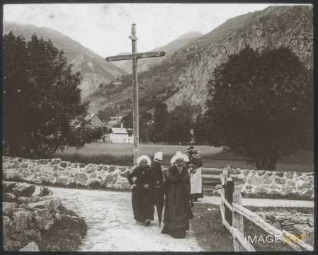 Femmes sous un calvaire (Valloire)