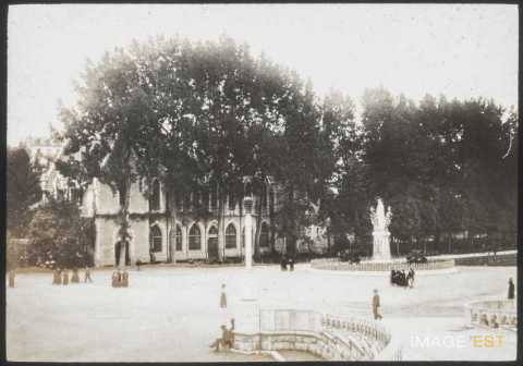 Statue de la Vierge du Rosaire (Lourdes)
