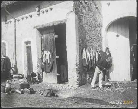 Militaire cuisinant en plein air (Ville-sur-Illon ?)