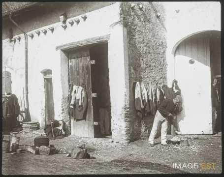 Militaire cuisinant en plein air (Ville-sur-Illon ?)