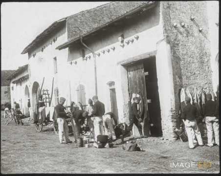 Militaire cuisinant en plein air (Ville-sur-Illon ?)