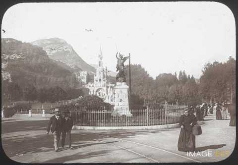 Statue de Saint-Michel (Lourdes)