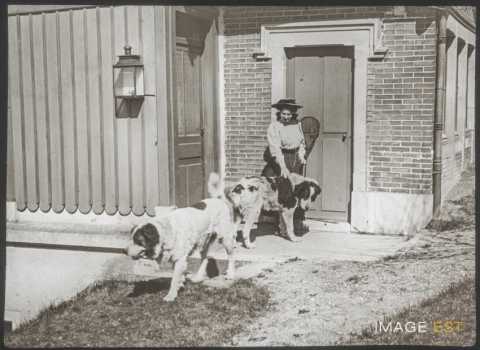 Nicole Riston et ses chiens (Malzéville)