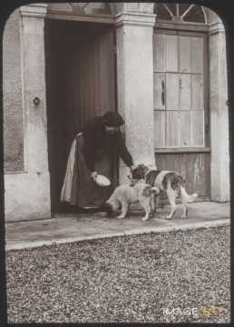 Femme nourissant des chiots (Malzéville)