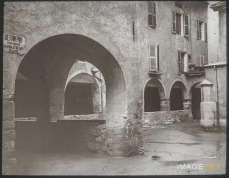 Arcades (Moûtiers)