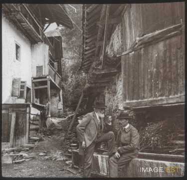 Hommes autour d'une fontaine (Sainte-Foy-Tarentaise)