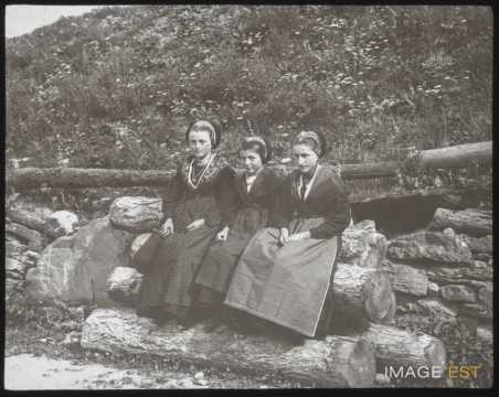 Jeunes filles en costume traditionnel (Tignes)