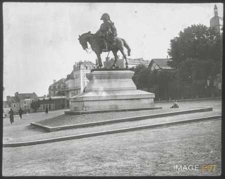 Statue du général Lariboisière (Fougères)