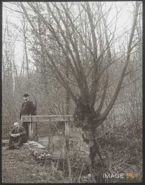 Hommes en forêt (Blainville-sur-l'Eau)