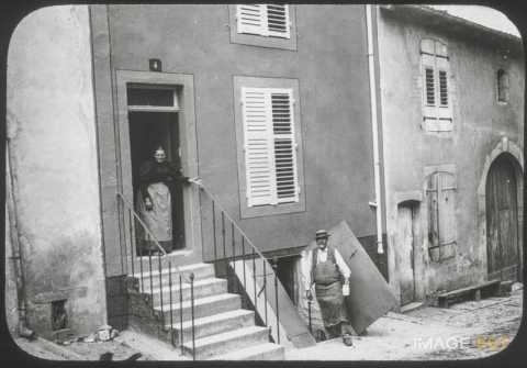 Couple devant une maison (Viterne)