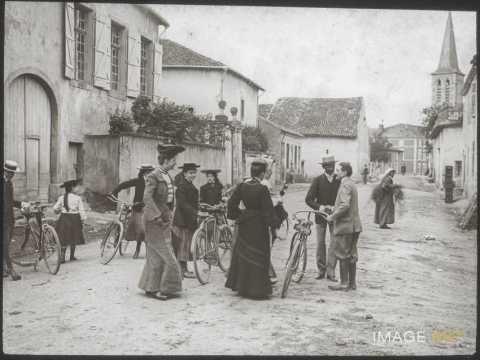 Groupe avec des bicyclettes (Belleville)
