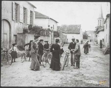 Groupe avec des bicyclettes (Belleville)
