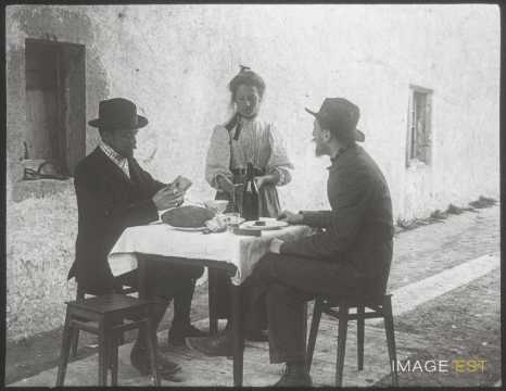 Hommes attablés (Baume-les-Dames)