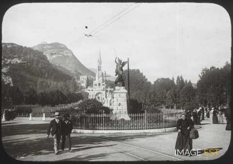 Statue de Saint-Michel (Lourdes)