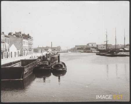 Péniches (La Rochelle)