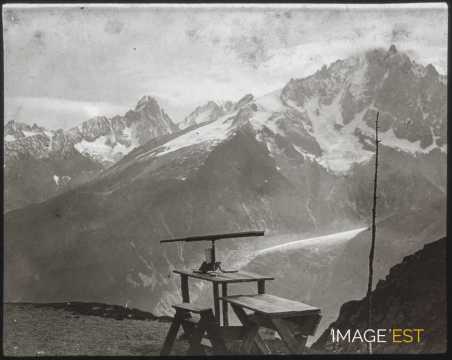 Longue vue sur une table (Chamonix)