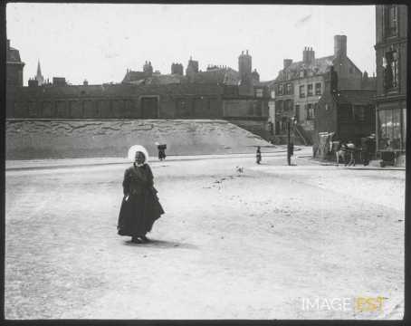 Femme en costume traditionnel (Calais)