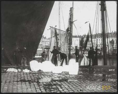 Débarquement de marchandises (Boulogne-sur-Mer)