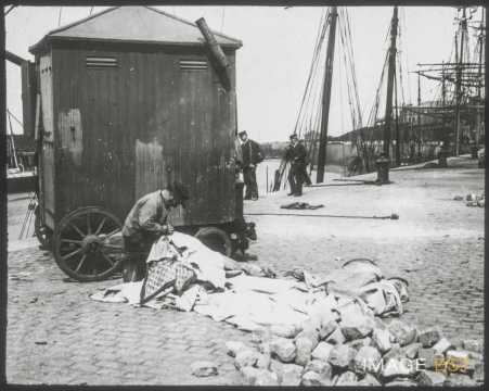 Homme en train de coudre (Boulogne-sur-Mer)