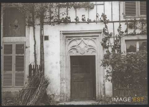 Porte scuptée (Relanges)