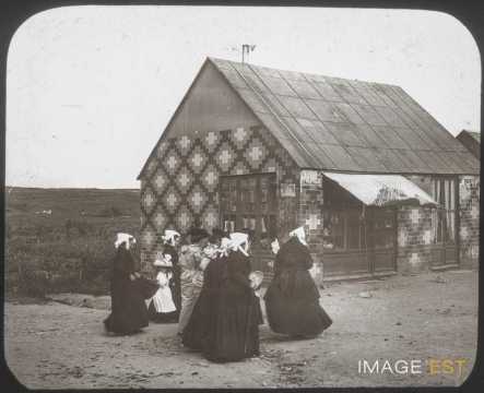 Femmes en costumes traditionnels (Saint-Lunaire)