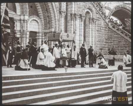 Procession du Saint-Sacrement (Lourdes)