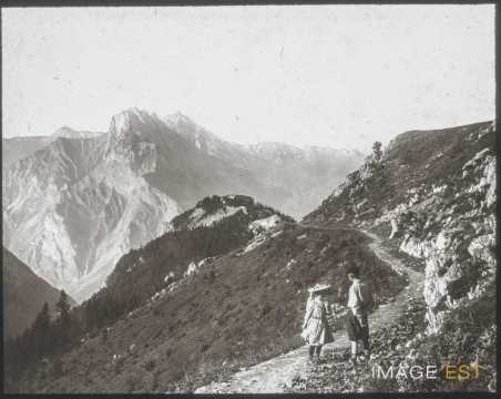 Enfants sur un chemin (Haute-Savoie)