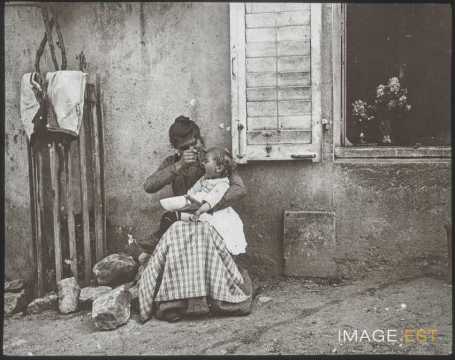 Femme et enfant (Lay-Saint-Christophe)