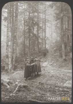 Hommes lisant une carte (Gigney)