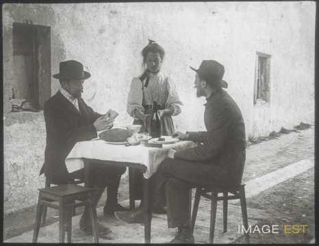 Hommes attablés (Baume-les-Dames)