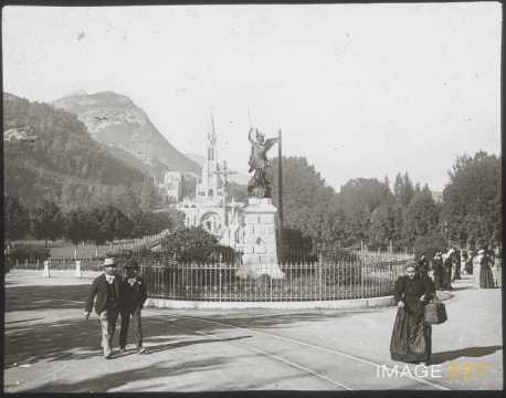 Statue de Saint-Michel (Lourdes)