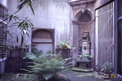 Cour intérieure avec fontaine (Nancy)