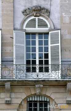 Fenêtre et balcon place de la Carrière (Nancy)