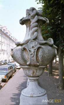 Vase en pierre place de la Carrière (Nancy)