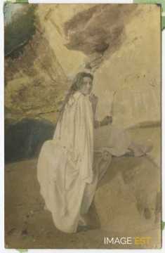 Femme sur un rocher