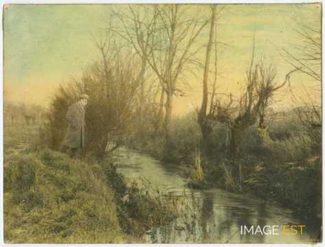 André Schaeffer près d'un cours d'eau